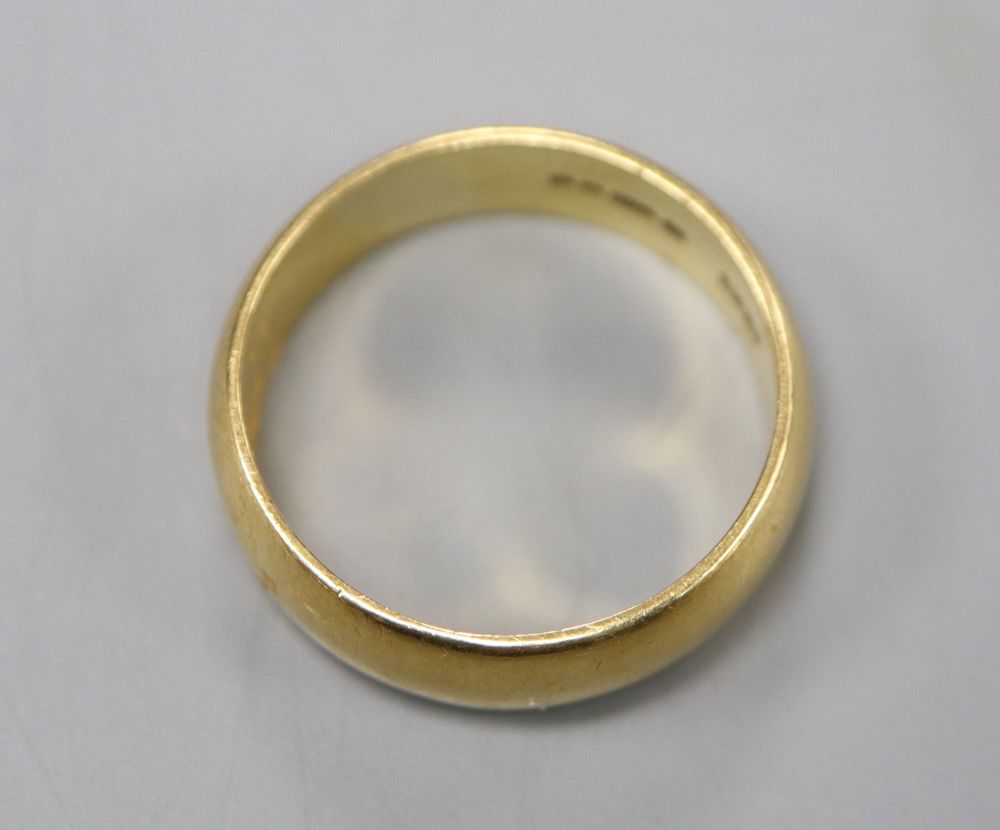 An 18ct yellow gold wedding ring, size M, 5.7 grams.